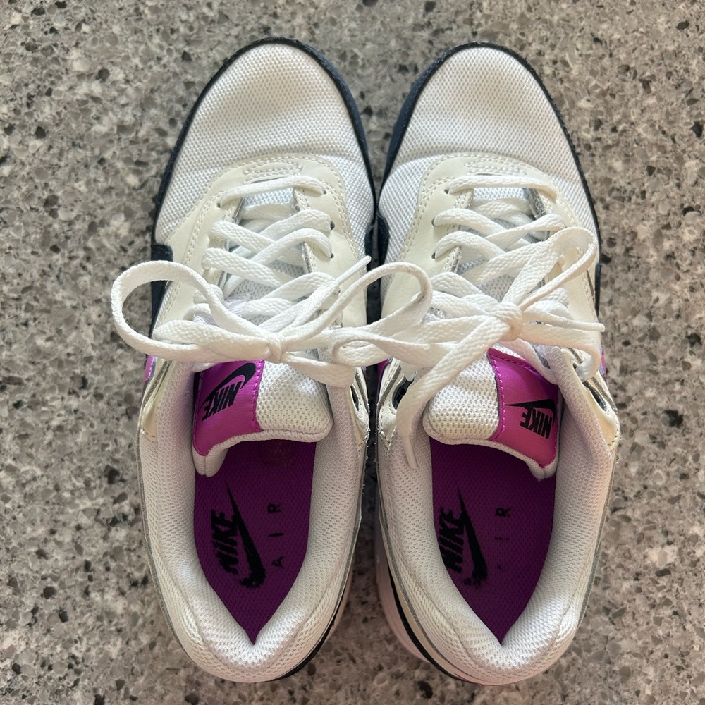 Nike Women's White Sneakers with Pink Accents kids 6- women’s 7.5